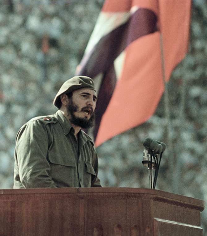 Фидель Кастро выступает на митинге дружбы между народами СССР и Республики Куба