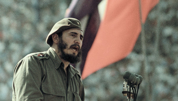 Фидель Кастро выступает на митинге дружбы между народами СССР и Республики Куба