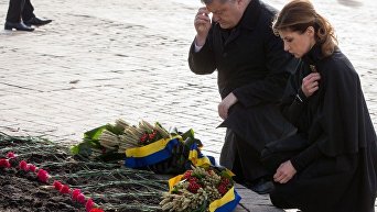 Президент вместе с супругой почтили память жертв Голодомора 1932-33 годов в Украине