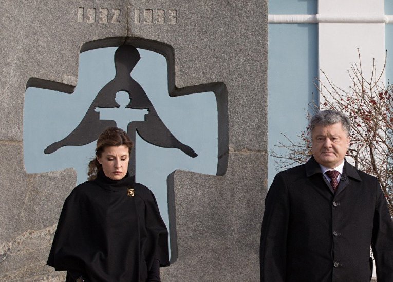 Президент вместе с супругой почтили память жертв Голодомора 1932-33 годов в Украине