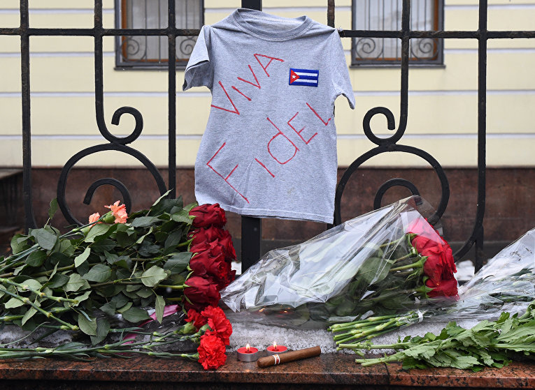 Смерть Фиделя Кастро. Цветы у посольства Кубы в Москве