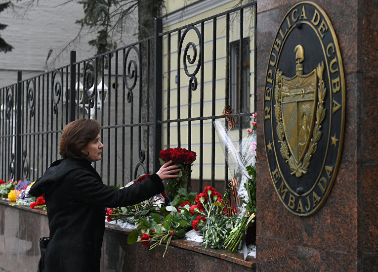 Смерть Фиделя Кастро. Цветы у посольства Кубы в Москве