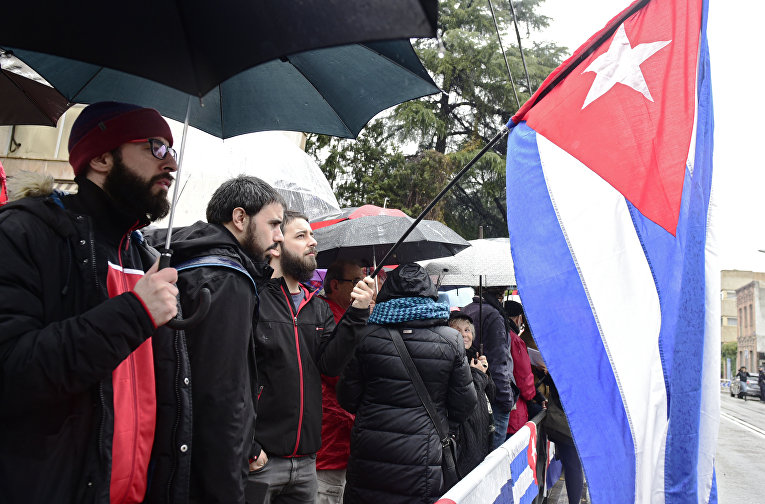 Смерть Фиделя Кастро. Люди у посольства Кубы в Мадриде