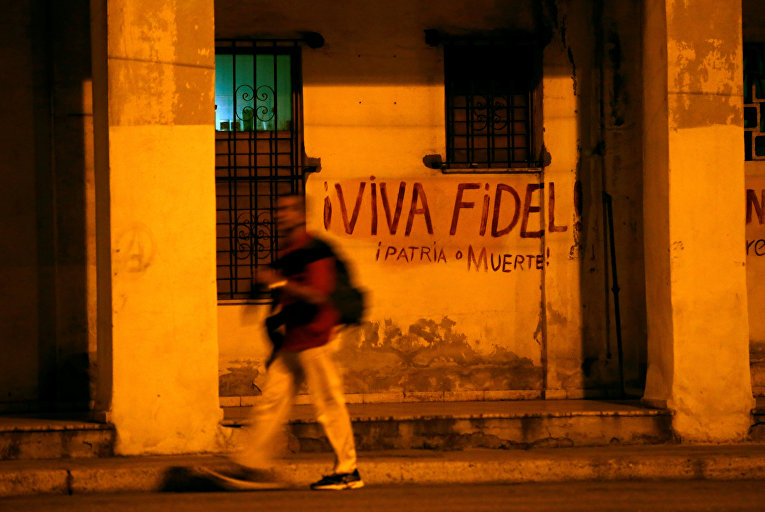 Надпись на здании Да здравствует, Фидель! Родина или смерть! в Гаване