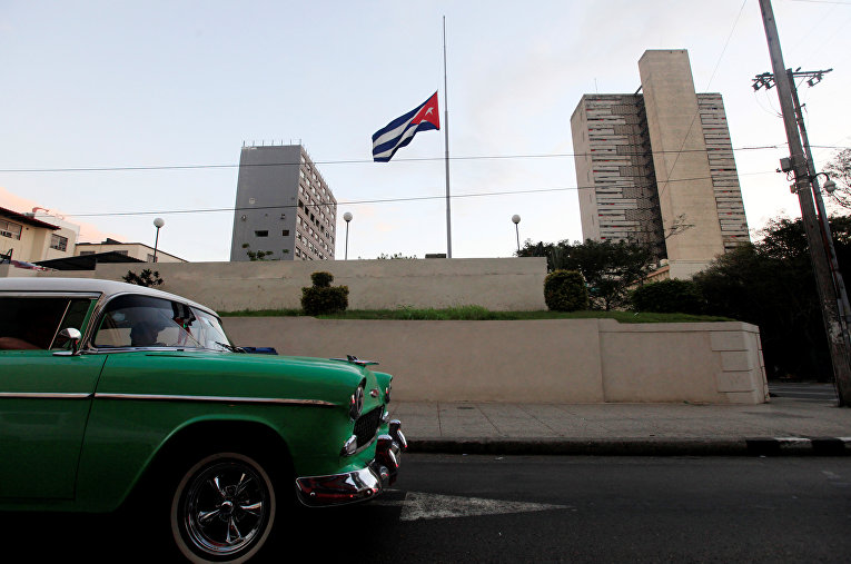 Приспущенный флаг Кубы в Гаване в связи с кончиной Фиделя Кастро