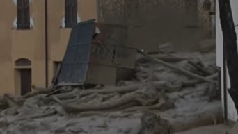 Чрезвычайная ситуация в Италии: ливни, оползни, наводнения. Видео