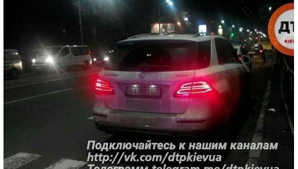 Водитель Mercedes сбил троих детей на пешеходном переходе в Киеве