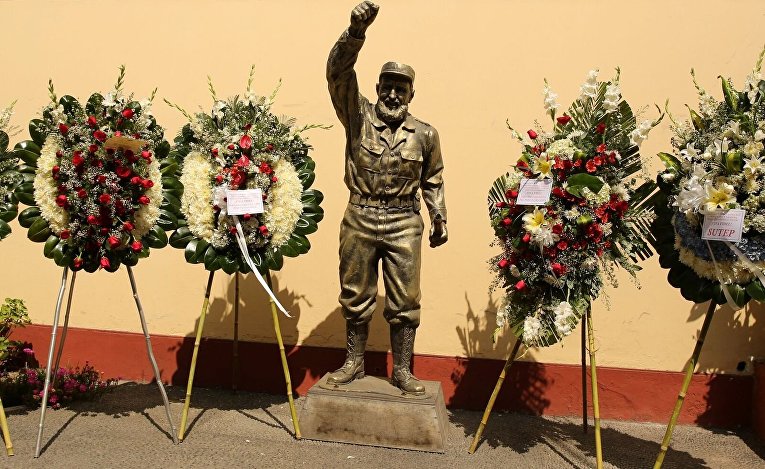 Памятник Фиделю Кастро и цветы у кубинского посольства в Лиме