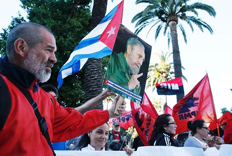 Демонстранты с фото Фиделя Кастро в Вальпараисо