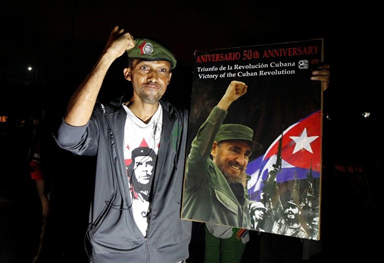 Мужчина с фото Фиделя Кастро в Тегусигальпе, Гондурас