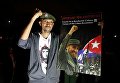 Мужчина с фото Фиделя Кастро в Тегусигальпе, Гондурас