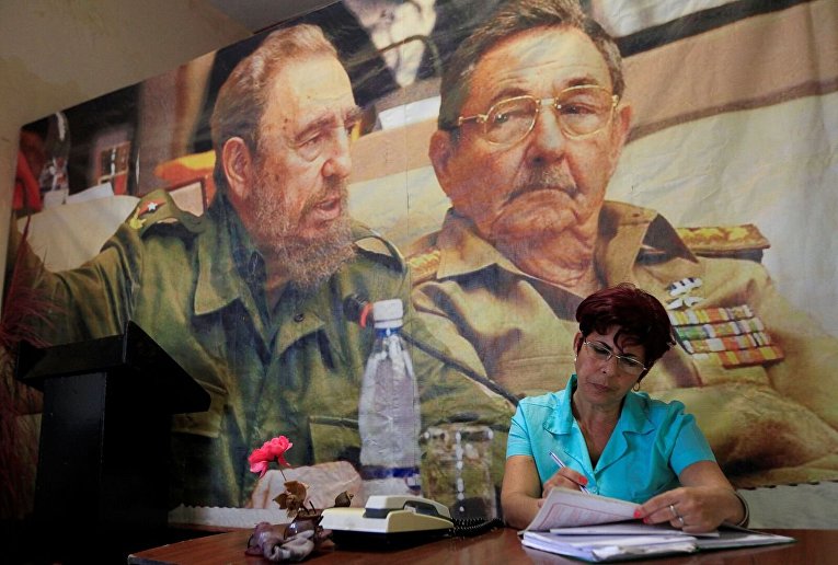 Изображения Фиделя и Рауля Кастро в Артемисе, Куба