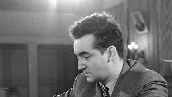 Международный гроссмейстер, советский шахматист Марк Тайманов играет в шахматы. Архивное фото