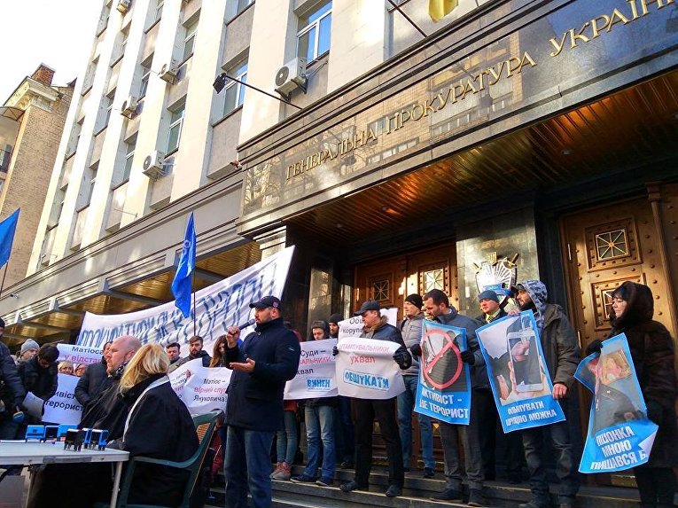 Активисты Автомайдана пришли в понедельник под стены Генпрокуратуры, где устроили предупредительную акцию протеста
