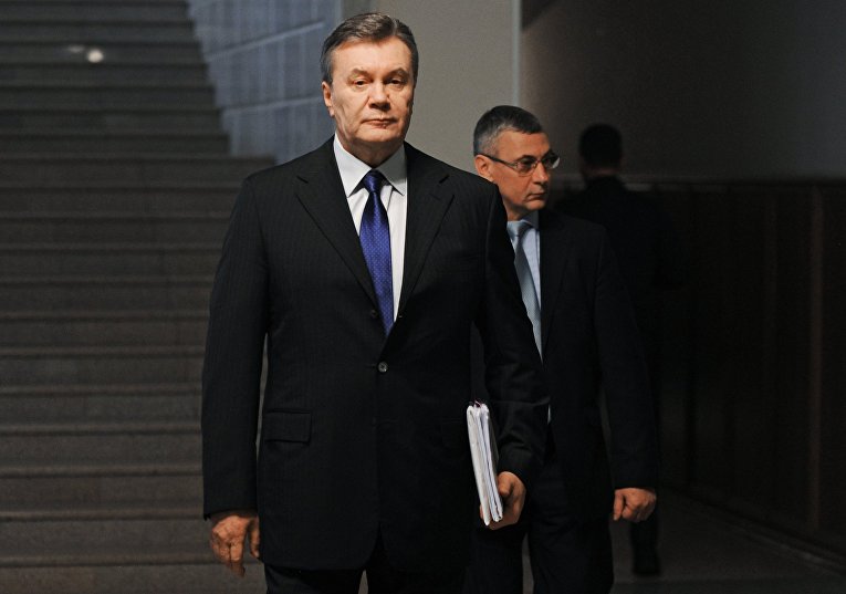 Бывший президент Украины Виктор Янукович (в центре) в Ростовском областном суде перед дачей показания по видеосвязи в качестве свидетеля по делу о беспорядках в Киеве в феврале 2014 года