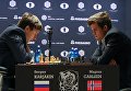 Слева направо: гроссмейстер Сергей Карякин (Россия) и гроссмейстер Магнус Карлсен (Норвегия) в партии матча за звание чемпиона мира 2016 в Нью-Йорке