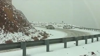 Снег выпал в Саудовской Аравии. Движение на дорогах остановилось. Видео