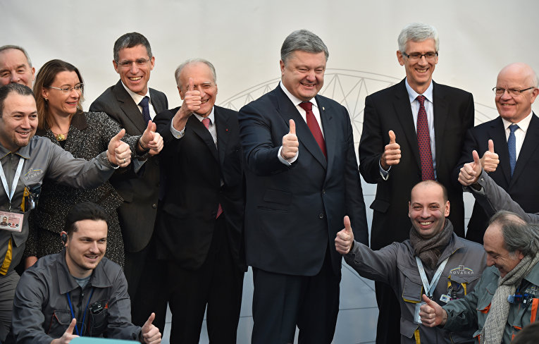 Петр Порошенко в ходе торжественных мероприятий по случаю завершения процесса закрытия аркой четвертого энергоблока ЧАЭС