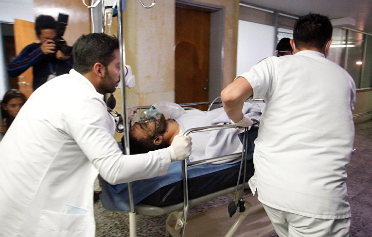 Бразильский футболист Алан Лучано Русхел из футбольного клуба Chapecoense получает медицинскую помощь после авиакатастрофы в Антиокии, Колумбия