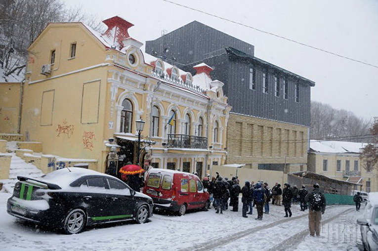 Новый фасад Киевского драматического театра на Подоле на Андреевском спуске в Киеве