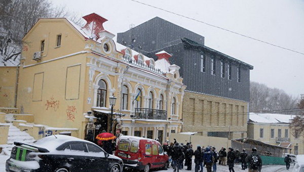 Новый фасад Киевского драматического театра на Подоле на Андреевском спуске в Киеве
