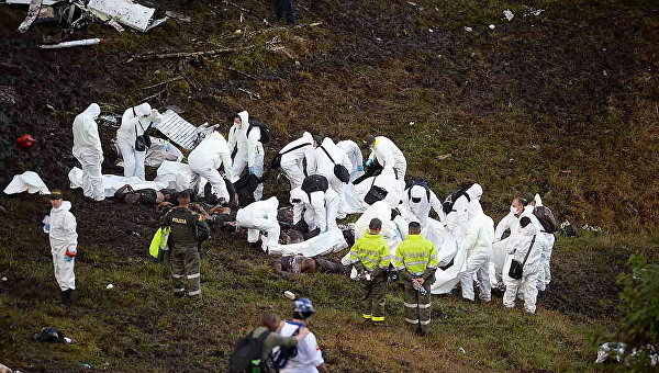 На месте крушения самолета, на борту которого были футболисты Шапекоэнсе, в Колумбии