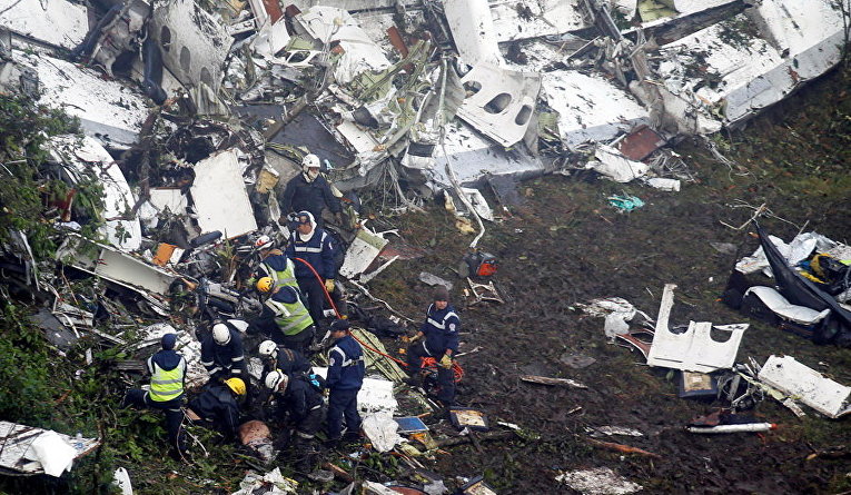 На месте крушения самолета, на борту которого были футболисты Шапекоэнсе, в Колумбии