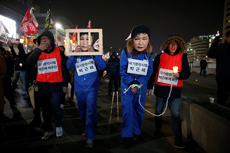 Жители Сеула на митинге требуют отставки президента Южной Кореи Пак Кын Хе