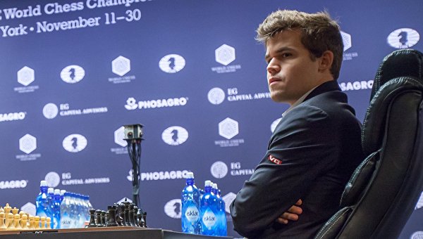 Гроссмейстер Магнус Карлсен (Норвегия) в тай-брейке матча за звание чемпиона мира по шахматам 2016 против гроссмейстера Сергея Карякина (Россия) в Нью-Йорке.