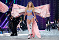 Звезды и модели на красочном Victoria's Secret Fashion Show