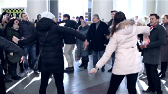 Песенный флешмоб в Днепре: на вокзале хором спели Катюшу. Видео