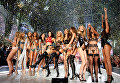 Звезды и модели на красочном Victoria's Secret Fashion Show