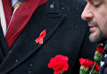 В четверг, 1 декабря, отмечается Всемирный день борьбы со СПИДом. Участник церемонии возле памятника Красная ленточка в Киеве