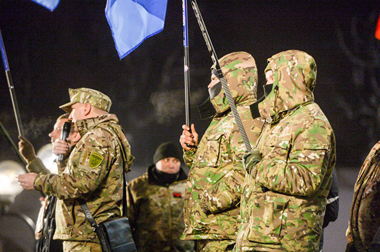Николай Коханивский (слева) на вече к третьей годовщине штурма Администрации Януковича в Киеве