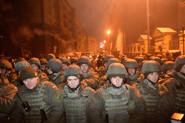 Правоохранители в центре Киева во время шествия ряда организаций к третьей годовщине штурма Администрации Януковича