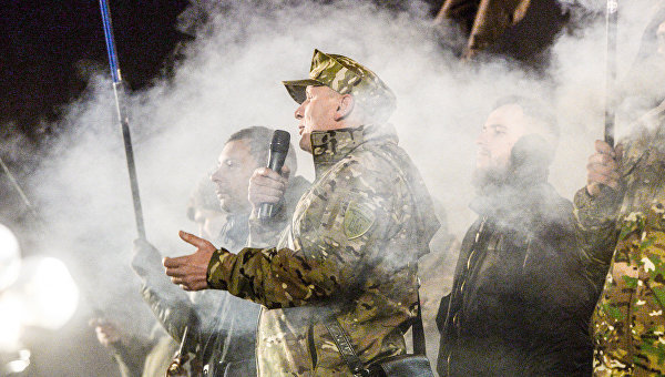Николай Коханивский (в центре) на вече к третьей годовщине штурма Администрации Януковича в Киеве