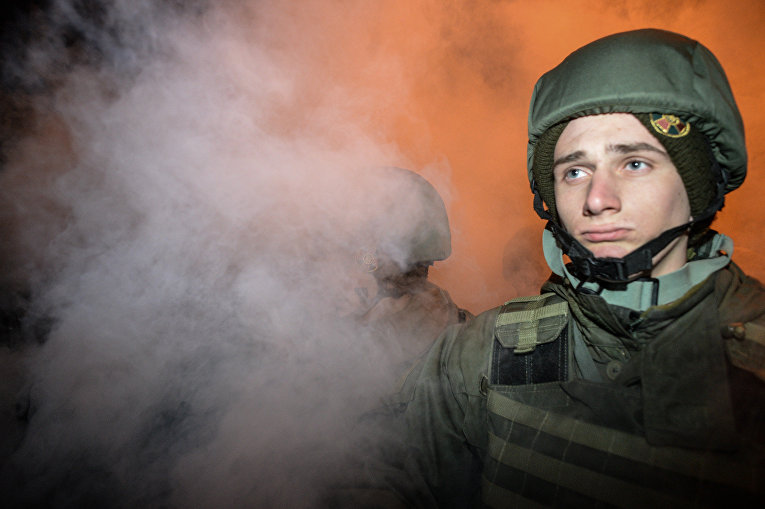 Боец Нацгвардии во время шествия к третьей годовщине штурма Администрации Януковича в Киеве