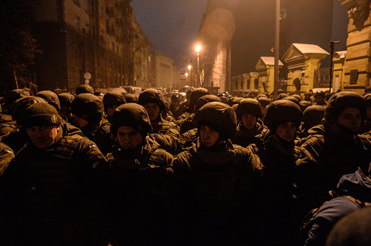 Бойцы Нацгвардии во время шествия к третьей годовщине штурма Администрации Януковича в Киеве