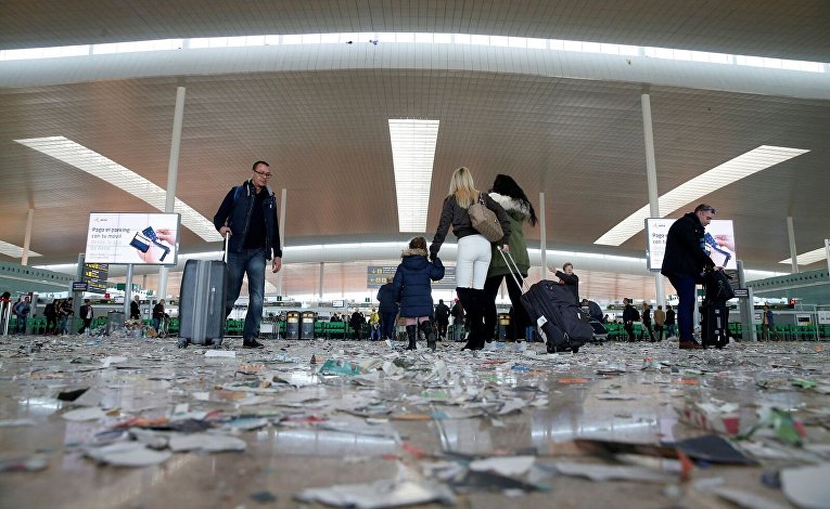 Мусорный протест в аэропорту Испании