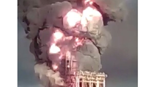 Мощный взрыв и пожар на нефтеперерабатывающем заводе Италии. Видео