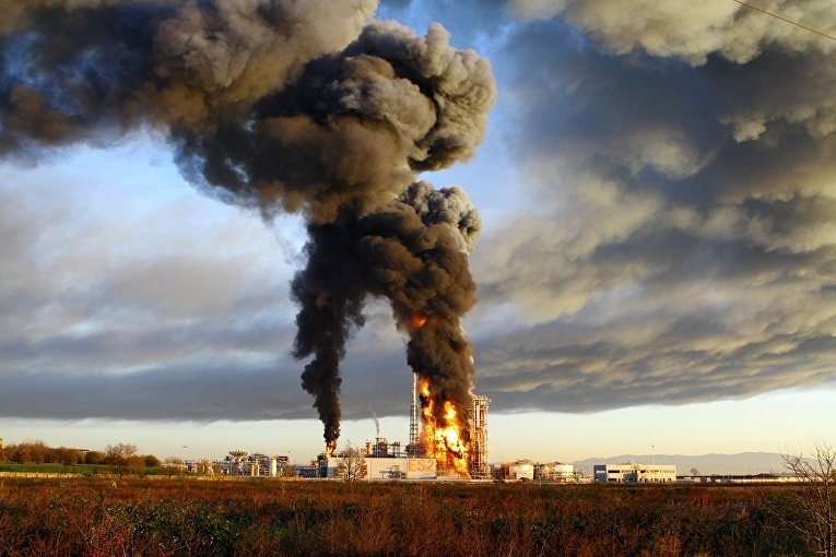 Мощный взрыв и пожар на нефтеперерабатывающем заводе Италии