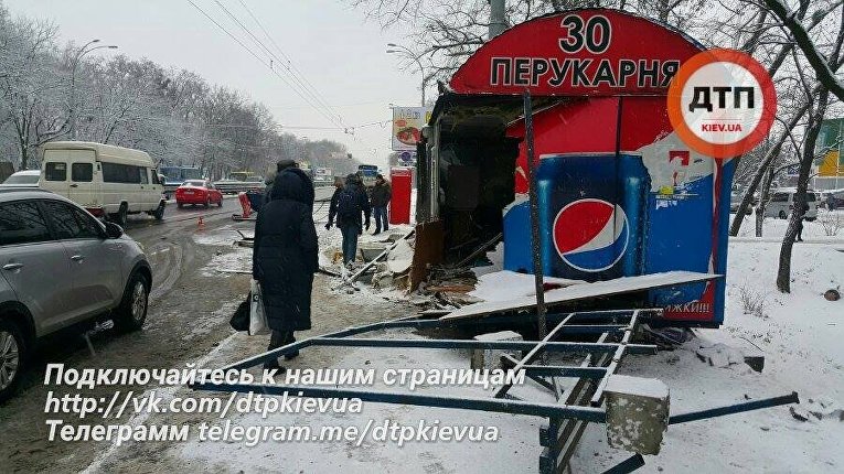 В Киеве фура снесла остановку общественного транспорта и парикмахерскую