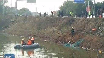В Китае автобус рухнул в озеро. Видео