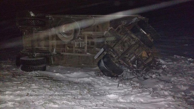 На месте столкновения микроавтобуса и грузовика в Днепропетровской области 2 декабря 2016 года