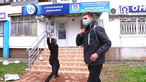 В Одессе молодые люди закидали приемную депутата от Оппоблока Виктора Баранского яйцами. 2 декабря 2016 года
