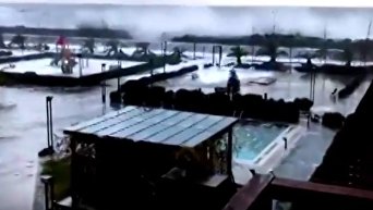 На Сочи обрушился мощный шторм, затопивший пляжи и гостиницы. Видео