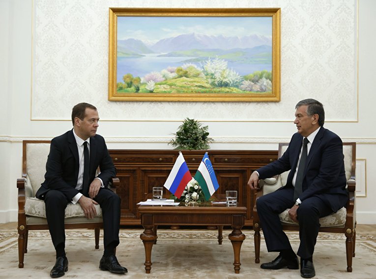 Председатель правительства РФ Дмитрий Медведев и премьер-министр Узбекистана Шавкат Мирзиёев во время встречи в Самарканде