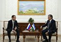 Председатель правительства РФ Дмитрий Медведев и премьер-министр Узбекистана Шавкат Мирзиёев во время встречи в Самарканде
