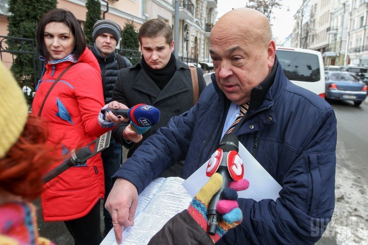 Глава Закарпатской ОГА Геннадий у департамента спецрасследований ГПУ, куда он пришел на допрос по делу Майдана.