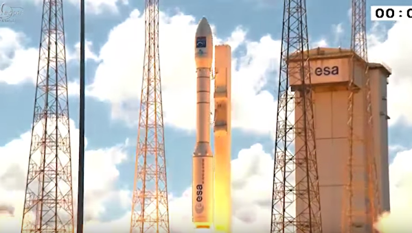 Пуск ракеты-носителя Вега с украинским двигателем во Французской Гвиане.